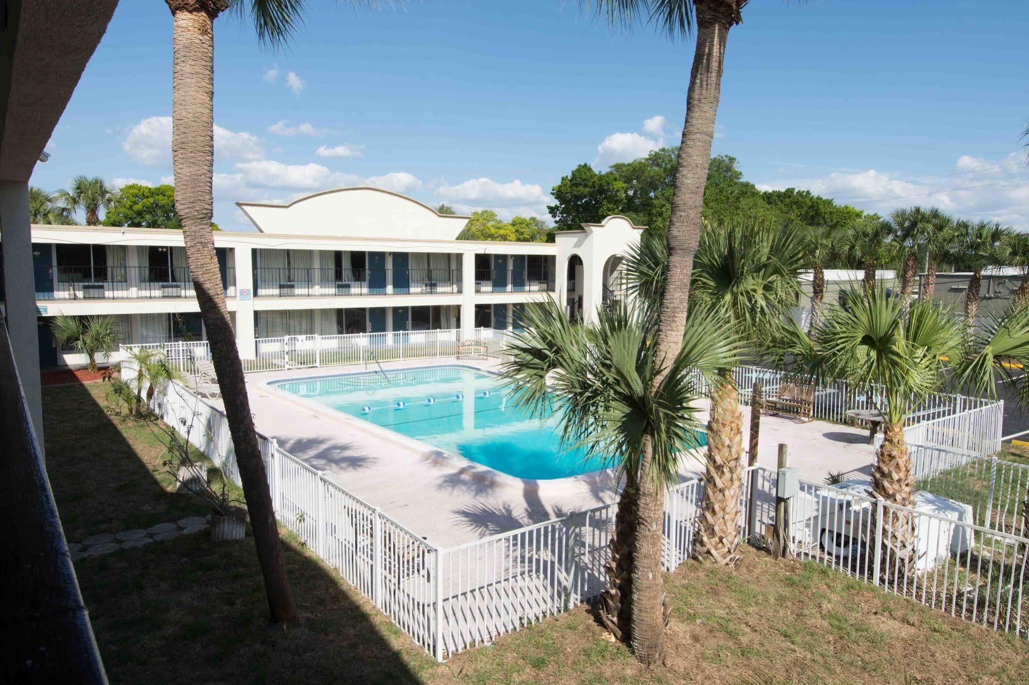 Bayside Inn Pinellas Park - Clearwater Exterior photo